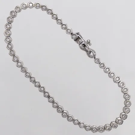 Armband med diamanter 50 x ca 0,02ct, 14 x ca 0,005ct längd 18,5cm bredd 3,5mm, vitguld, 18K Vikt: 15,9 g