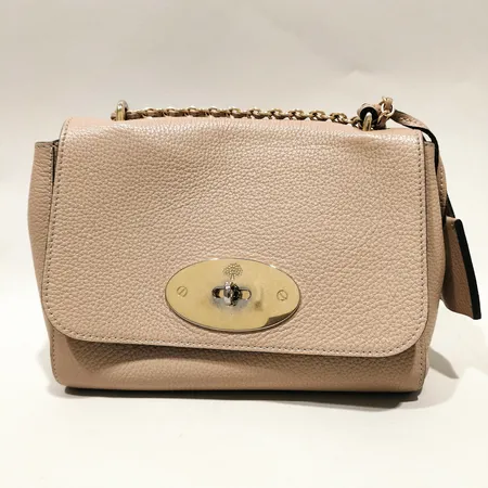 Väska Mulberry Lily, Crumpet Small Classic Grain, läder, referensnummer HH3291/205J633, serienummer 2390282, 17x21x9cm, axelrem 120cm, guldfärgade beslag med repor, lås men saknar nycklar, fläckar på insidan, kvitto Birger Jarlsgatan 2019, dustbag, nypris 13,925kr 