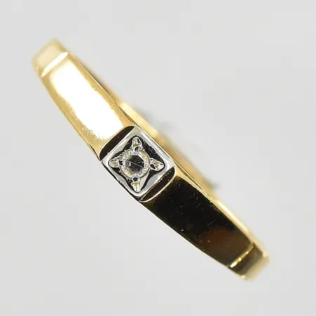 Ring med diamant 0,02ct stl:17½, bredd 2-3mm, 18K. Vikt: 1,6 g