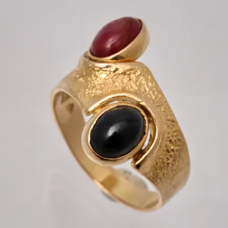  Ring stl:18¼ bredd 3,4-17,6mm, Rubin & Safir, inneslutningar som når ytan, kattfot, Bo Sander Ab Guldsmed 18K, 6,54g.