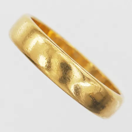 Ring slät med gravyr, stl: 18½, 23K guld Vikt: 6,2 g
