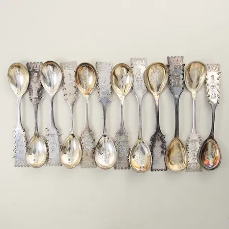 12 st kaffeskedar samiskt motiv längd 11-12cm olika storlekar gravyr silver 830/1000  Vikt: 148,5 g