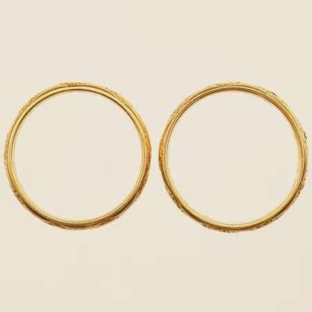 Två ringar med mönsterdekor varav en med diamanter 3x0,02ct, totalt 0,06ct enligt gravyr, stl 18¼, bredd 3,4mm, gravyr, 18K Vikt: 7,5 g