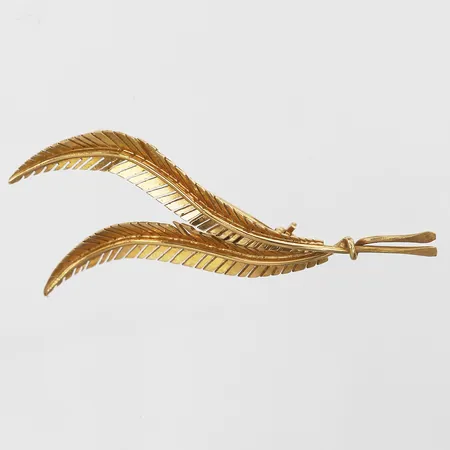 Brosch med två fjädrar, längd 53mm, bredd 22mm, 18K guld Vikt: 3,4 g