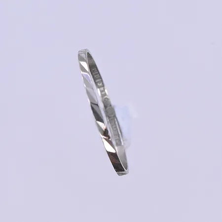 Ring stl:15¼, bredd 1 mm vitguld 18K. Vikt: 0,4 g