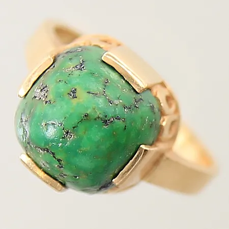 Ring med grön sten stl: 18 bredd 2mm, repig 18K  Vikt: 6,4 g