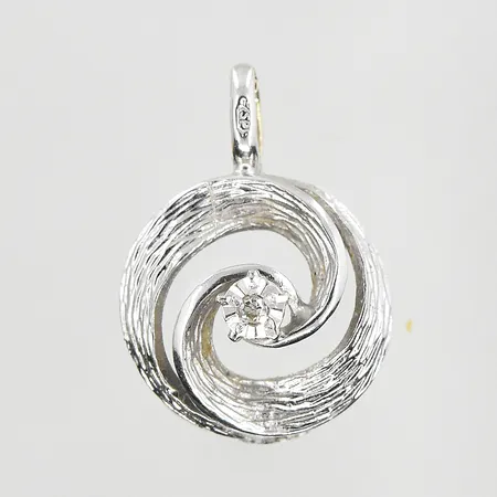 Hänge med vit sten längd 15mm, Ø12mm, vitguld, 18K. Vikt: 2 g