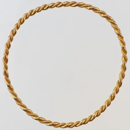 Armring tvinnad, Ø62mm, bredd 3,2mm, bucklig/skev, ostämplat 21K.  Vikt: 16 g