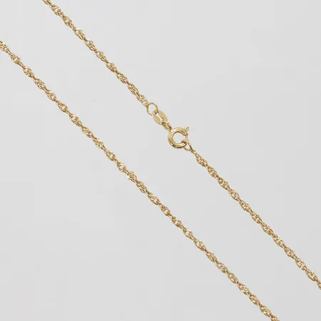 Kedja Singapore, längd ca 45,5cm, bredd 1,8mm, 9K Vikt: 2,6 g Skickas med postpaket.