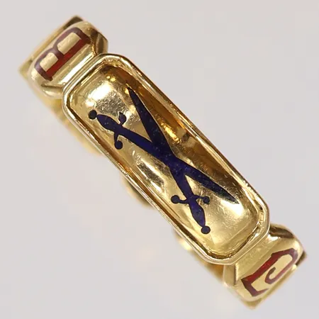 Ring med dekor stl:22¾ bredd 6mm gravyr 18K.  Vikt: 9,7 g