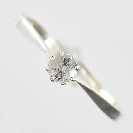 Ring med vit sten stl:19¾ bredd 2-4mm, öppen modell, 835/1000 silver. Vikt: 1,3 g