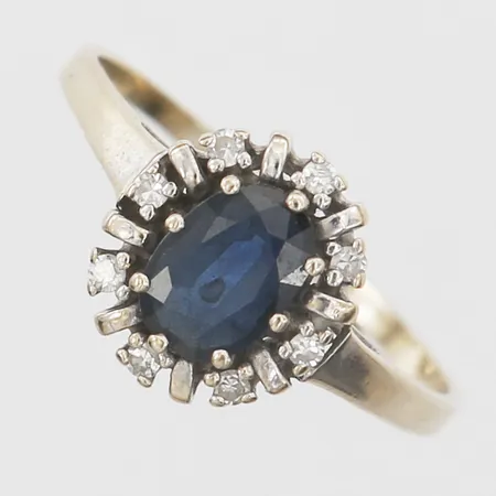 Ring med mörkblå safir samt briljantslipade diamanter, stl: 18¼, 18K vitguld Vikt: 2,4 g