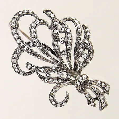 Brosch med markasiter 50x33mm, 1 sten saknas silver 830/1000 Vikt: 9,3 g