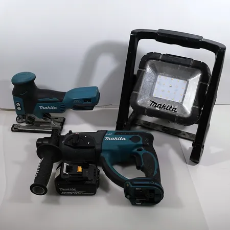 Makita verktyg Slagborr DHR 202, Sticksåg DJV181 och bygglampa DML805. 18V 5.0Ah batteri och Makita rullväska medföljer. Specialfrakt, kontakta pantbankskontoret för mer information.