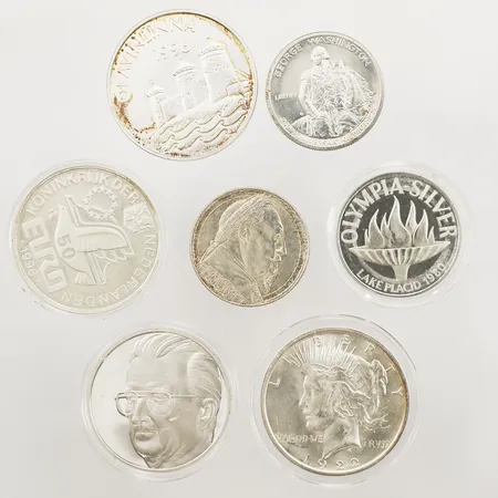 Sju samlarmynt, 50 Euro Wilhelm Barentza silver 800/1000 25g, 2 kronor Gustav Adolf II 1932 silver 800/1000 15g, Georg Washington halv dollar silver 900/1000 12,5g, Belgien Kung Albert II silver 925/1000 22,8g, Peace Dollar silver 900/1000 26,7g, Finland slottet Olavinlinna silver 925/1000 27,3g, Sveriges Olympiska komitte silver 925/1000 15,4g, trasigt etui