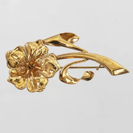 Brosch i form av en blomma, Juvelfabriken AB, Stockholm år 1946, höjd: 56 mm, bredd: 25 mm, 18K guld. Vikt: 4,6 g