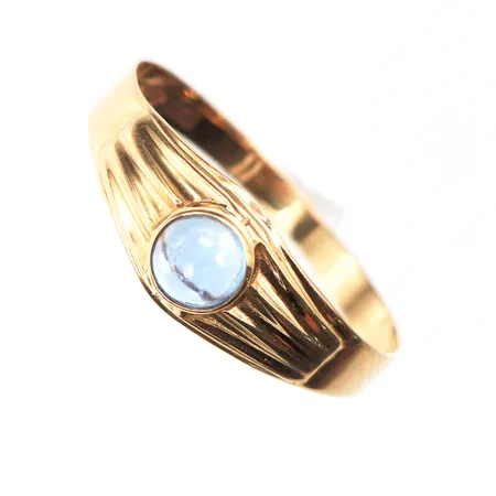 Ring med sten K&EC Göteborg,storlek 19 mm,bredd 2.2-7.2 mm,18k. Vikt: 1,3 g