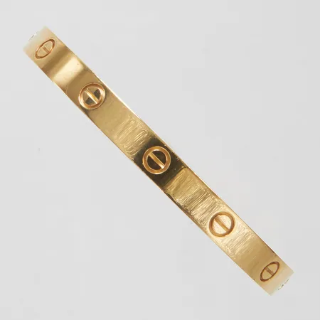 Armband Cartier Love Bracelet, stl:18, innermått ca 56x47mm, bredd ca 6,1mm, serienummer 409BQE, mindre repor, 18K, 34,9g, skruvmejsel, etui, ytterkartong, rengöringskit, certifikat samt kvitto daterat 2025, Nypris 94,500kr