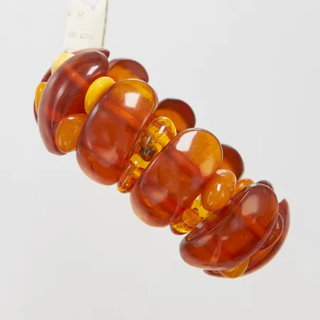 Armband med bärnsten, innermått Ø60mm, bredd 29mm, elastiskt, etikett, Vikt: 31,7g