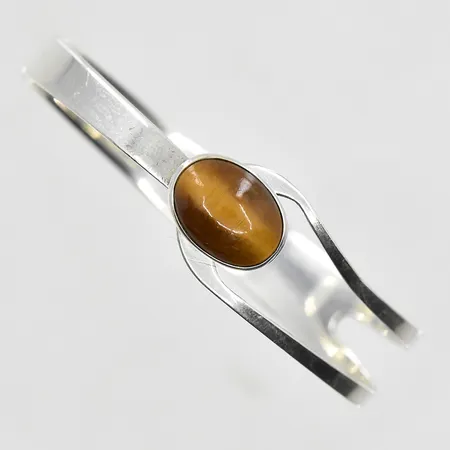 Armring med tigeröga stl 53x56mm, bredd 4-15mm, öppningsbar, 835/1000 silver. Vikt: 14,8 g