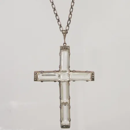 Kedja med hänge 59cm, något skevt kors ca 80x55mm, en markasit saknas, 925/1000 Silver 30,5g.