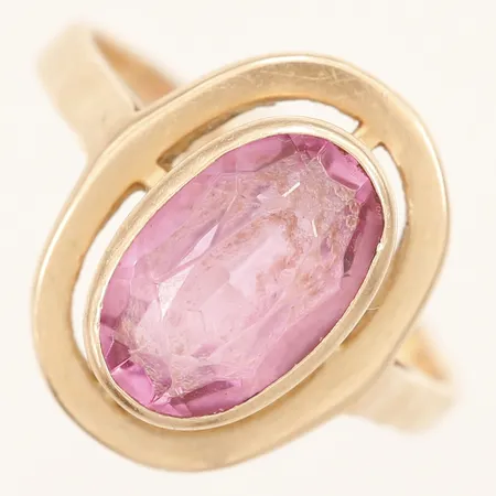 Ring med rosa syntetisk safir, stl 18½, bredd 2,5-16,7mm, skev skena, ostämplad 14K Vikt: 4,4 g