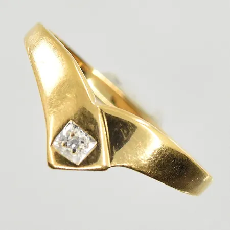 Ring med vit sten stl:18, bredd 1-7mm, 18K. Vikt: 1,7 g