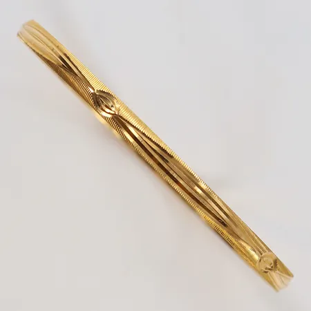 Armring med dekor Ø66,5mm bredd 4mm något skev 22K.  Vikt: 9,8 g
