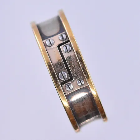 Ring stl:16¾, bredd 6 mm graverad vitguld/gulguld 18K. Vikt: 5 g