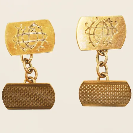 Ett par manschettknappar med monogramgravyr 10x16mm, 9K  Vikt: 5,8 g