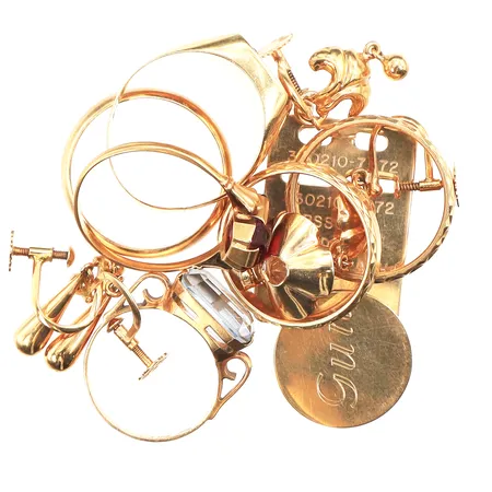 Diverse smycken med gravyrer och defekter,stenar,18k. Vikt: 33,9 g