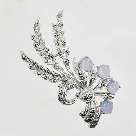 Brosch med månstenar och markasiter längd 46mm, bredd 20mm, silver. Vikt: 8,2 g