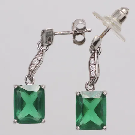 Ett par örhängen med gröna och vita stenar längd 25mm bredd 4,4-10,6mm, ena snurrebuss i plast/metall, silver 925/1000 Vikt: 3,9 g