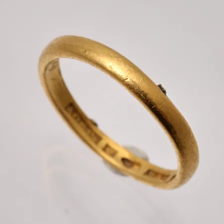 Ring stl:18, bredd 2,43mm, vass, personlig gravyr, 23K, 3,69g.