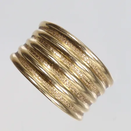 Ring mönstrad stl:17½ bredd 5-12mm GSK (Present Ab) Edsbyn 18K Vikt: 2 g