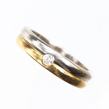 Ring röd och vitguld med Kubis Zirkonia,Guldfynd AB,storlek 15 ½ mm,bredd 4.5 mm,18k. Vikt: 2,6 g