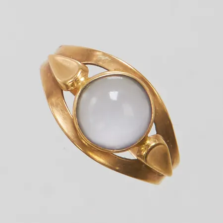 Ring med kalcedon stl:17, bredd 2-10mm, böjd skena, 18K, Vikt: 1,9g Vikt: 1,9 g