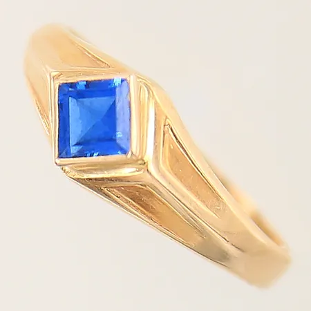 Ring med blå sten stl: 17½ bredd 1,5mm 18K  Vikt: 2,6 g