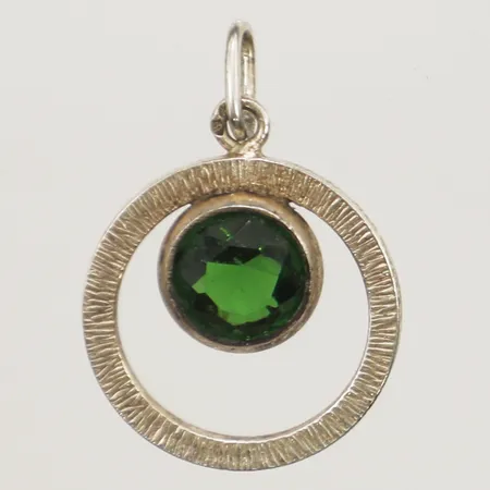 Hänge med grön sten Ø16,8mm, 835/1000 silver Vikt: 1,9 g