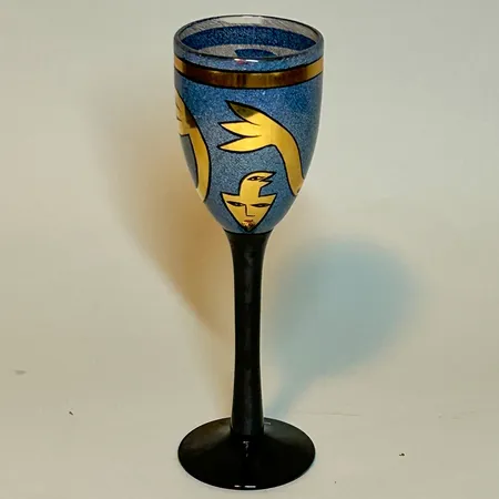 Pokal/vinglas Kosta Boda Art Collection Ulrica Hydman Vallien mönster: Inka höjd 25cm Ø8cm, signerad nummer 99180, sliten under foten Skickas med postpaket.