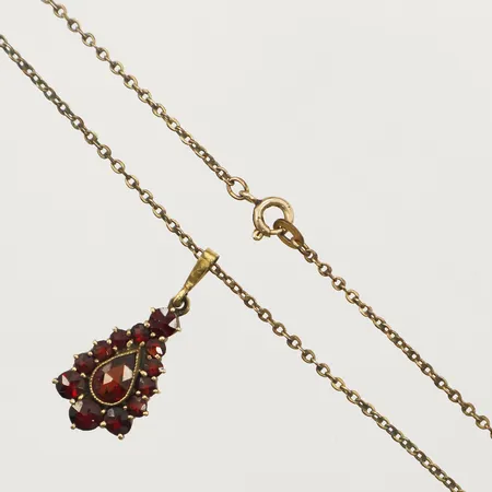 Hänge med granater längd 30mm, bredd 12mm, kedja längd 41cm, oädel metall 