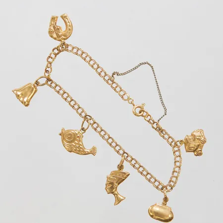 Armband Bismarck med berlocker, längd ca 18cm, bredd 3,5mm, säkerhetskedja i stål, bil, plånbok, cleopatra, fisk, klämd klocka, hästsko med fyrklöver, 18K, Vikt: 8,0g Vikt: 8 g