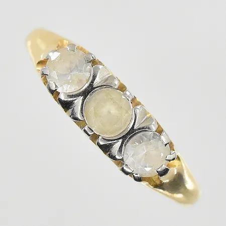 Ring med vita stenar stl:18¾, bredd 2-5mm, gulguld/vitguld, 18K. Vikt: 4,8 g