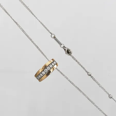 Collier Chimento med briljantslipade diamanter totalt ca 0,33ct, kvalitet ca TW-W(G-H)/VS, höjd på hänge 20mm, bredd 8mm, justerbar längd på kedja 37 - 45cm, 18K guld, originalask med slitage Vikt: 8 g