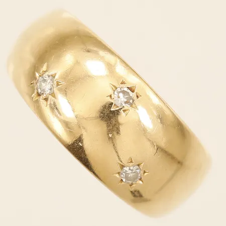 Ring med diamanter 3x0,02ct, stl 17, bredd 4,3-8,5mm, Hoflings Guldsmedsverkstad, 18K  Vikt: 4 g