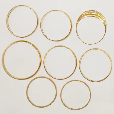 Åtta ringar gravyrer stenar, 18K  Vikt: 20 g