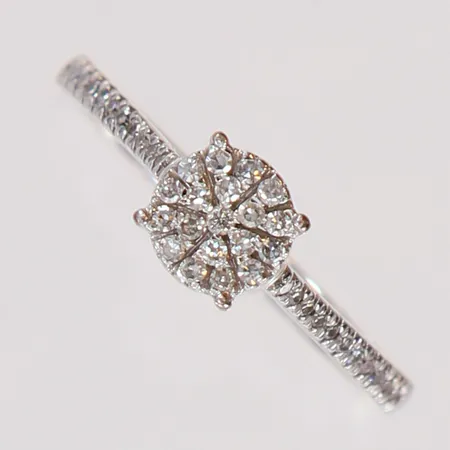Ring med 8/8-slipade diamanter 1 x 0,01ct 18 x ca 0,0075ct 21 x 0,0025ct stl:15 bredd 1,8-5,5mm GHA vitguld 18K.  Vikt: 2,3 g