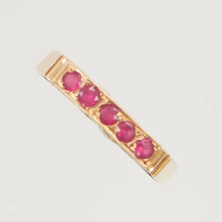 Ring stl:17¾ bredd 3mm röda stenar, en med nagg 18K 2,2g.