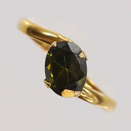 Ring med grön sten stl:16½ bredd 2-7mm urgrävd skena ostämplat 21K.  Vikt: 0,9 g