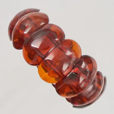 Bärnstensarmband trätt på elastisk tråd, Ø52mm, bredd 25-28mm, etui.